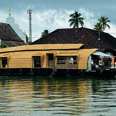Hotel Marvel Cruise Alappuzha Esterno foto