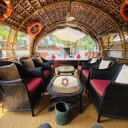 Hotel Marvel Cruise Alappuzha Esterno foto