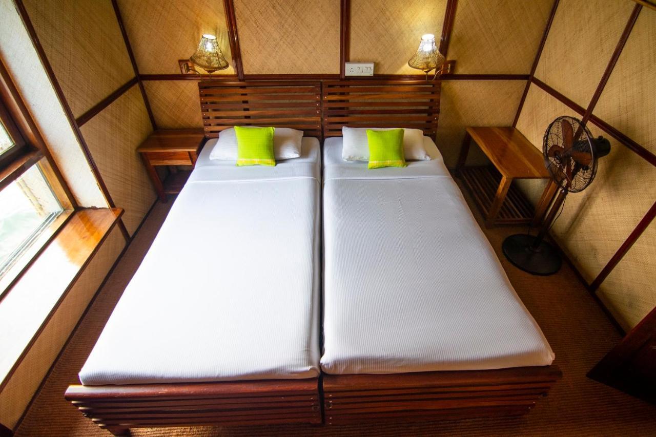 Hotel Marvel Cruise Alappuzha Esterno foto