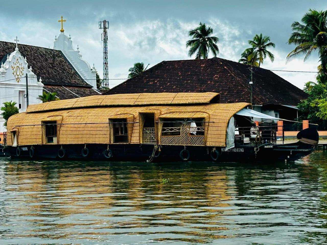 Hotel Marvel Cruise Alappuzha Esterno foto