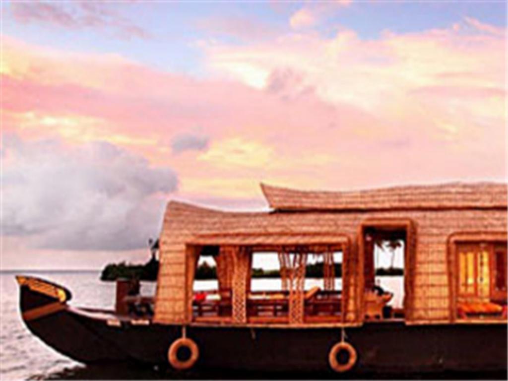 Hotel Marvel Cruise Alappuzha Esterno foto