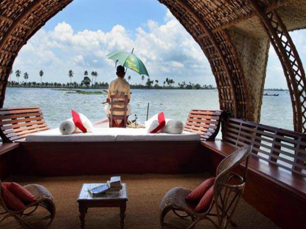 Hotel Marvel Cruise Alappuzha Esterno foto