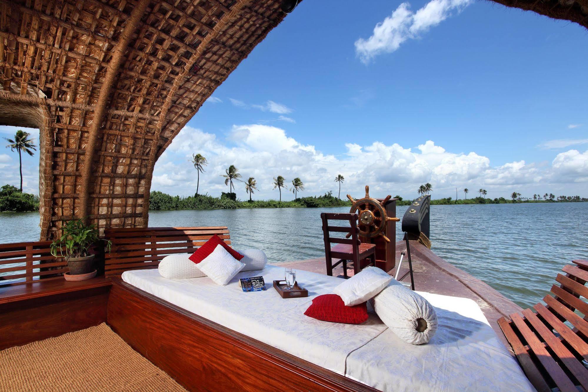 Hotel Marvel Cruise Alappuzha Esterno foto