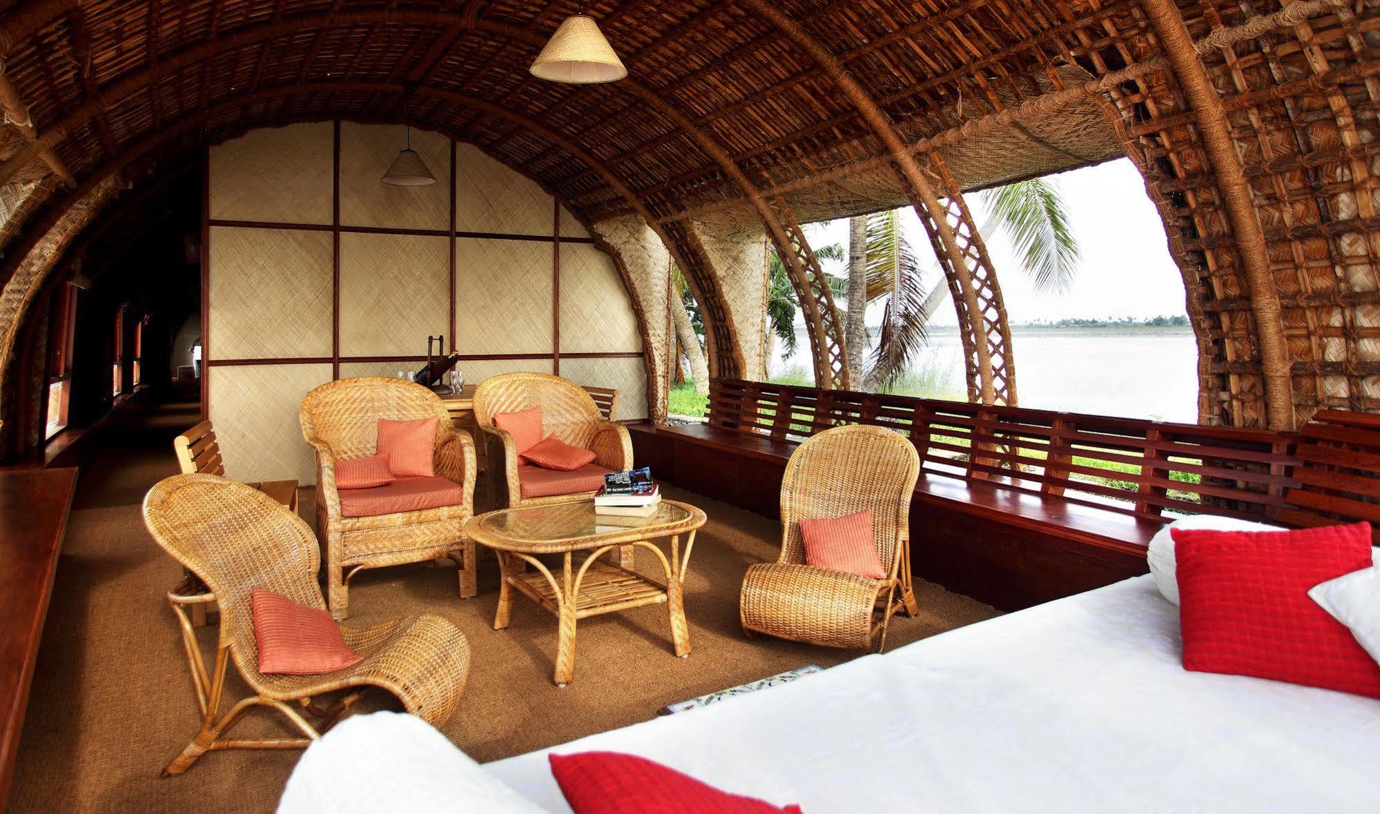 Hotel Marvel Cruise Alappuzha Esterno foto