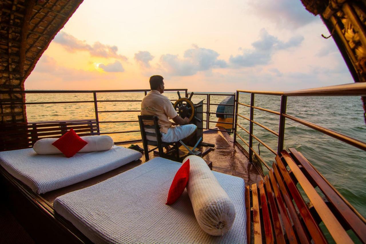 Hotel Marvel Cruise Alappuzha Esterno foto