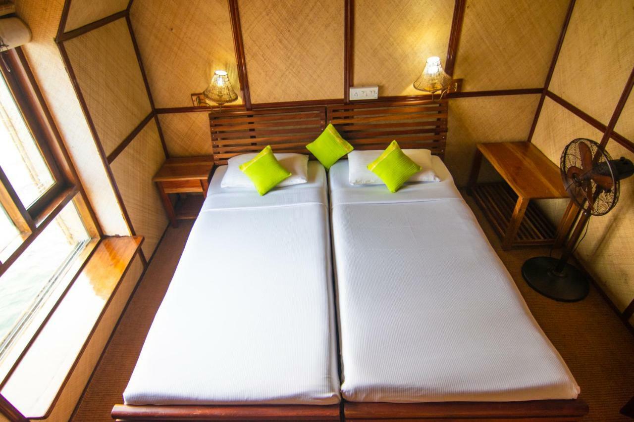 Hotel Marvel Cruise Alappuzha Esterno foto