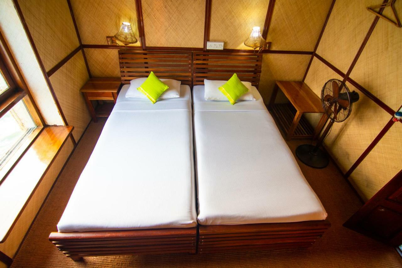 Hotel Marvel Cruise Alappuzha Esterno foto
