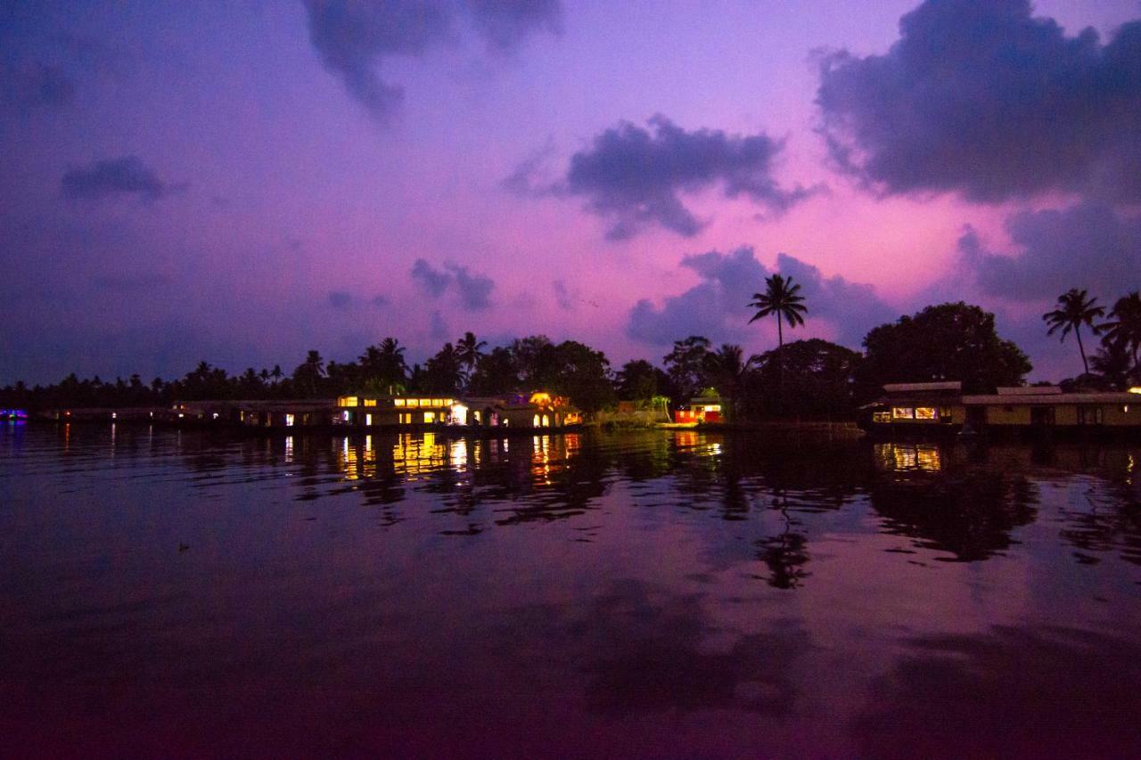 Hotel Marvel Cruise Alappuzha Esterno foto