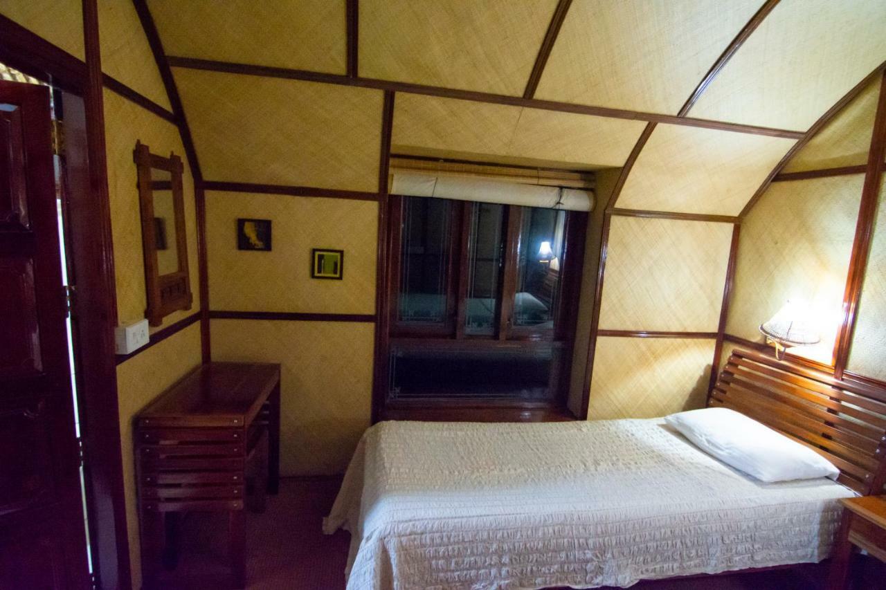 Hotel Marvel Cruise Alappuzha Esterno foto