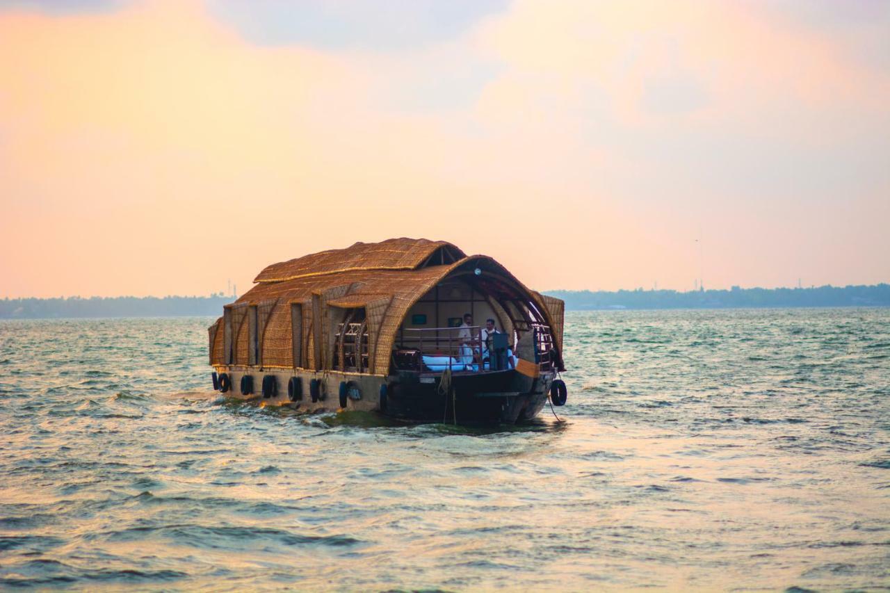 Hotel Marvel Cruise Alappuzha Esterno foto