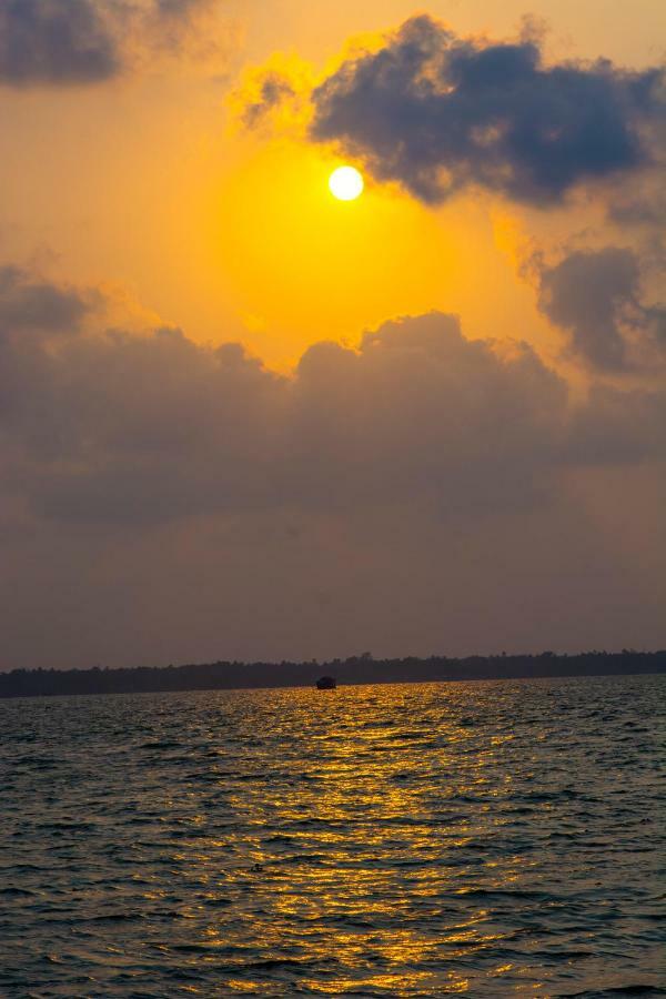Hotel Marvel Cruise Alappuzha Esterno foto