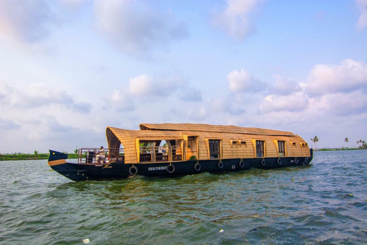 Hotel Marvel Cruise Alappuzha Esterno foto