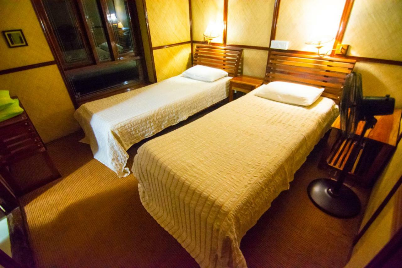 Hotel Marvel Cruise Alappuzha Esterno foto