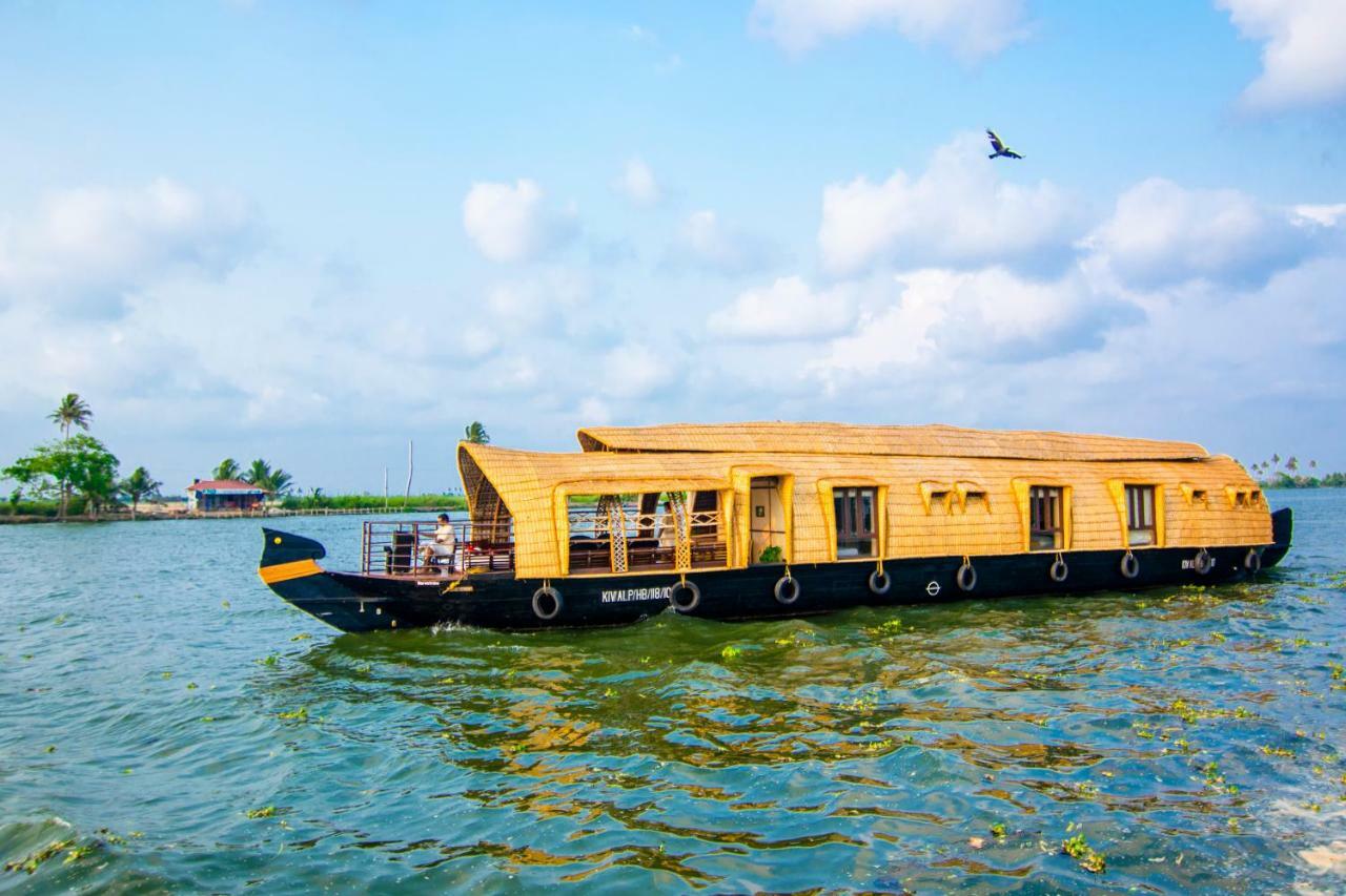 Hotel Marvel Cruise Alappuzha Esterno foto
