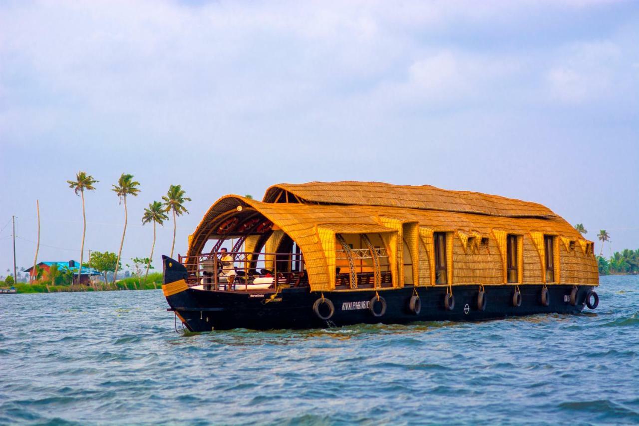 Hotel Marvel Cruise Alappuzha Esterno foto