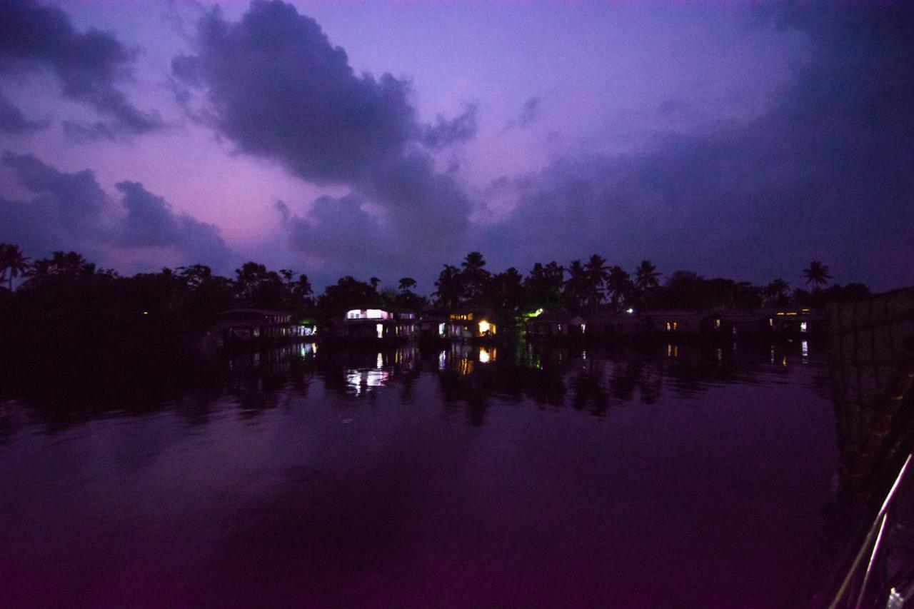 Hotel Marvel Cruise Alappuzha Esterno foto