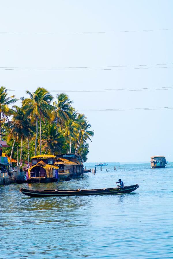 Hotel Marvel Cruise Alappuzha Esterno foto