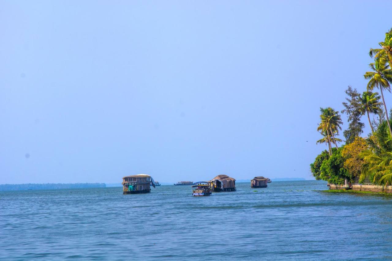 Hotel Marvel Cruise Alappuzha Esterno foto