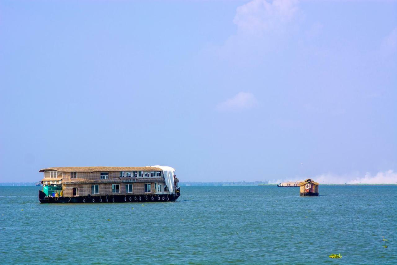Hotel Marvel Cruise Alappuzha Esterno foto