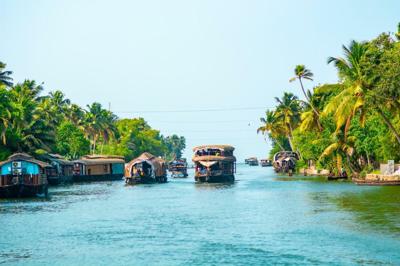 Hotel Marvel Cruise Alappuzha Esterno foto