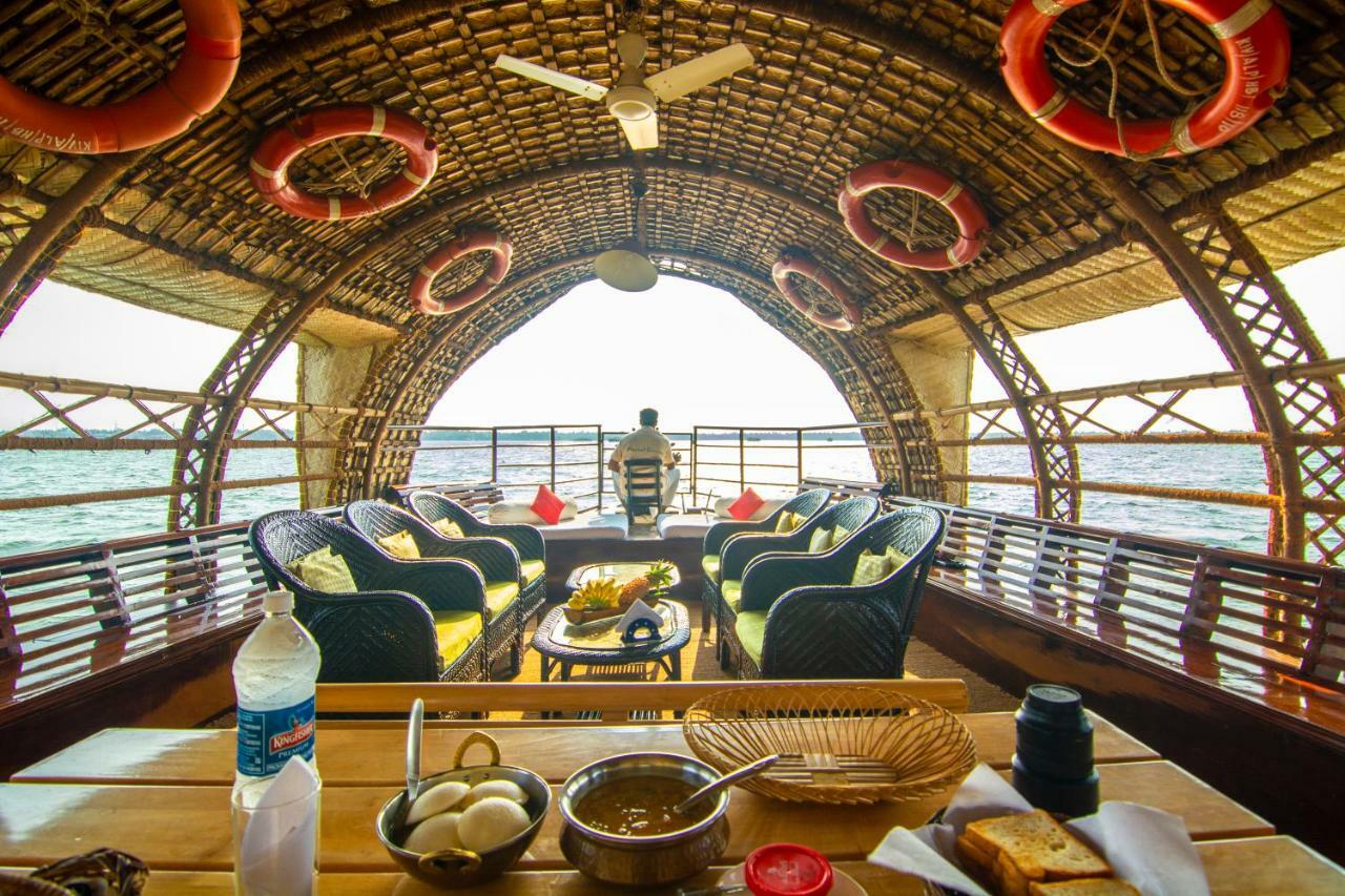 Hotel Marvel Cruise Alappuzha Esterno foto