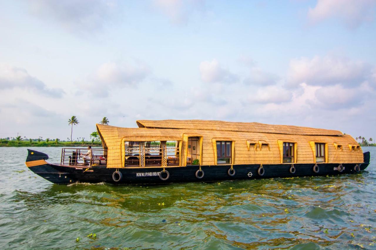 Hotel Marvel Cruise Alappuzha Esterno foto
