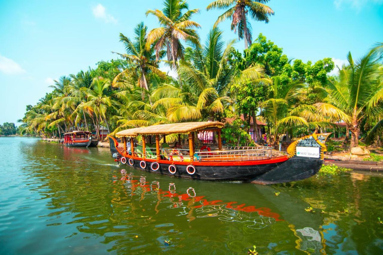 Hotel Marvel Cruise Alappuzha Esterno foto