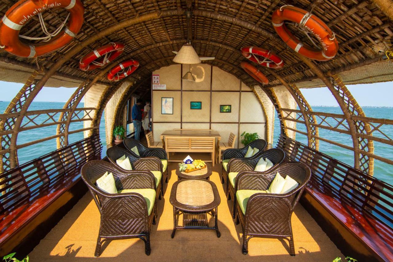 Hotel Marvel Cruise Alappuzha Esterno foto